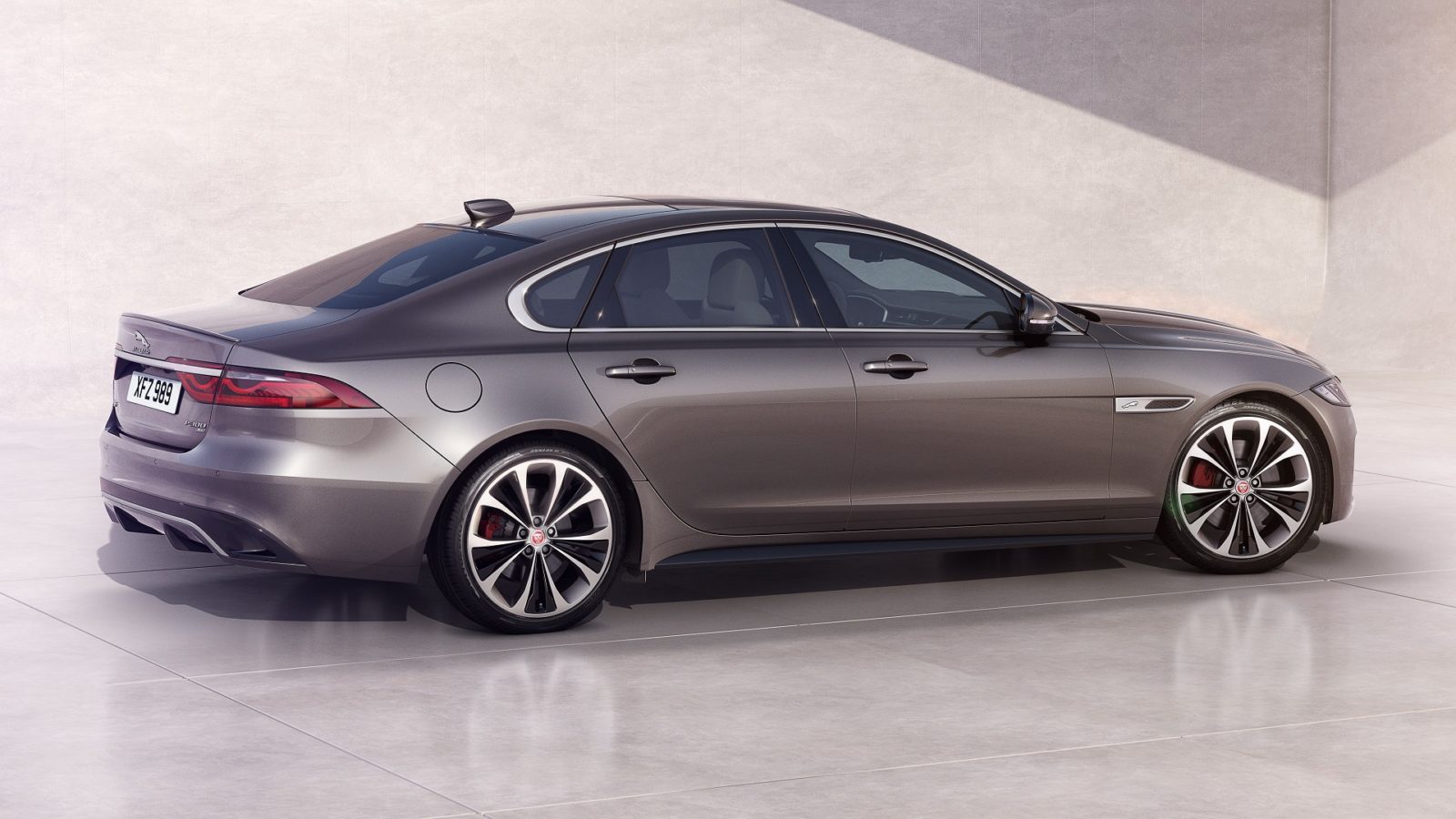 Jaguar xe vs xf